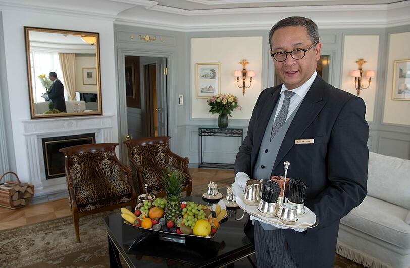 Ricardo, Butler im Hotel Adlon in Berlin in der Präsidentensuite des Hotels. In der Suite soll Queen Elizabeth II bei ihrem Besuch wohnen.