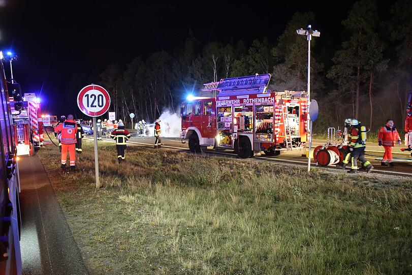 Unfall-Drama auf der A3 bei Nürnberg - Bilder vom Bergungseinsatz.