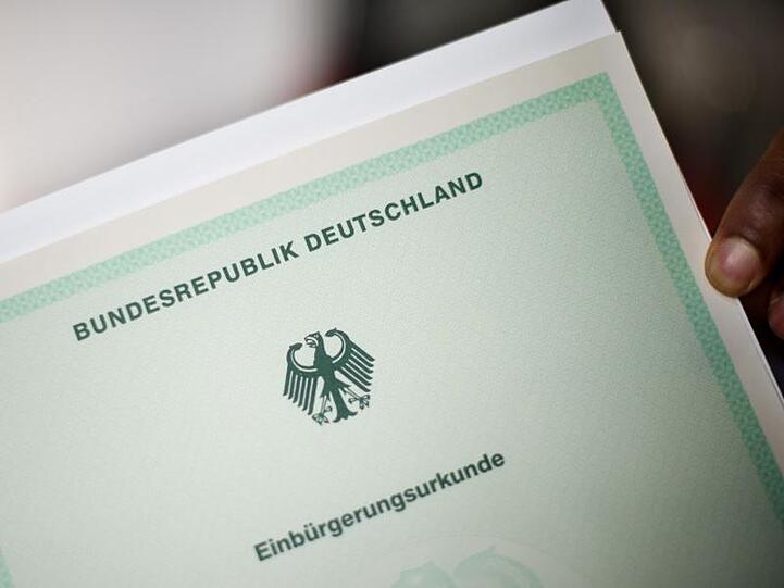 Für sogenannte Identitätstäuscher gilt bislang eine Fünf-Jahres-Frist: Wer nach diesem Zeitraum auffliegt, verliert seine deutsche Staatsangehörigkeit nicht.