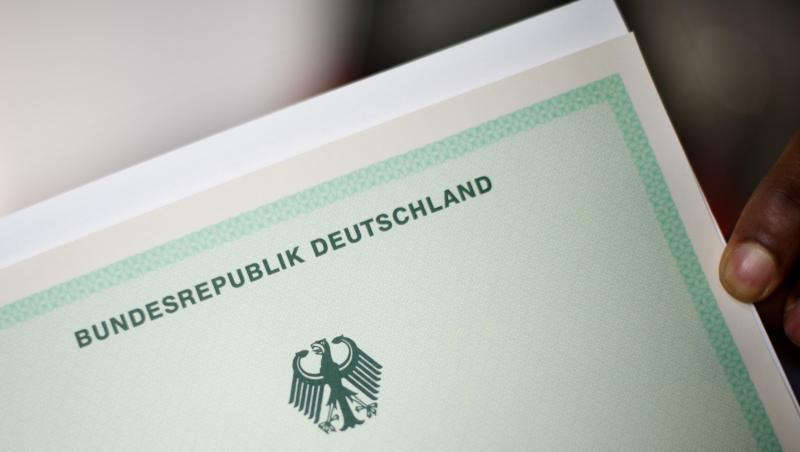 Für sogenannte Identitätstäuscher gilt bislang eine Fünf-Jahres-Frist: Wer nach diesem Zeitraum auffliegt, verliert seine deutsche Staatsangehörigkeit nicht.
