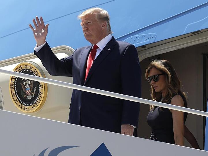 Donald Trump und First Lady Melania Trump kommen am Flughafen von El Paso an.