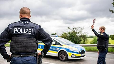 Polizeibeamte bei einer Corona-Einreisekontrolle der Bundespolizei an der deutsch-niederländischen Grenze.