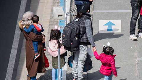 Flüchtlinge, die aus griechischen Flüchtlingslagern mit erbärmlichen Zuständen geholt wurden, kommen am Flughafen Hannover an.