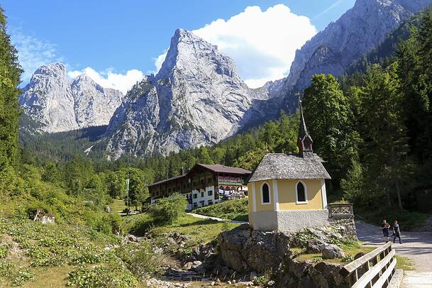 Einen imposanten Blick hat man bei dieser Wanderung durchs Kaisertal zum Anton-Karg-Haus.