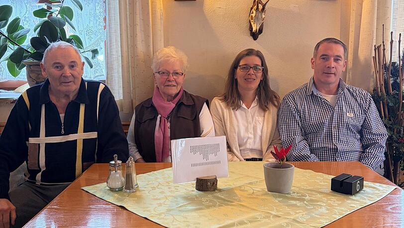 Seit drei Generationen betreibt die Familie Gro&szlig; den Waldgasthof Schiederhof. Ab 1. April stellt er allerdings radikal um: Es gibt keinen Alkohol mehr. Trotzdem wollen Franz, Erna, Michaela und Christian (v.l.) das klassisch bayerische Wirtshausflair aufrechterhalten.
