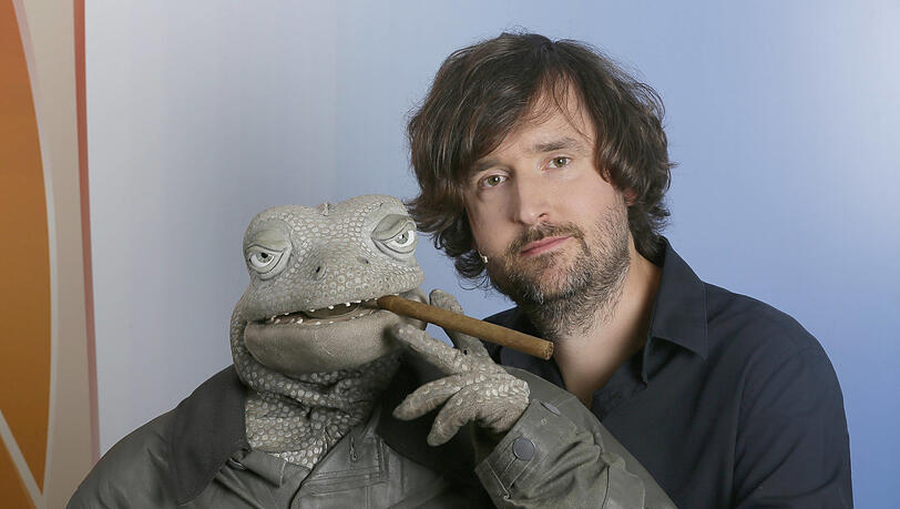 Der Comedian und Puppenspieler Michael Hatzius mit seiner Echse Der Comedian und Puppenspieler Michael Hatzius mit seiner Echse