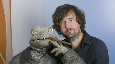 Der Comedian und Puppenspieler Michael Hatzius mit seiner Echse