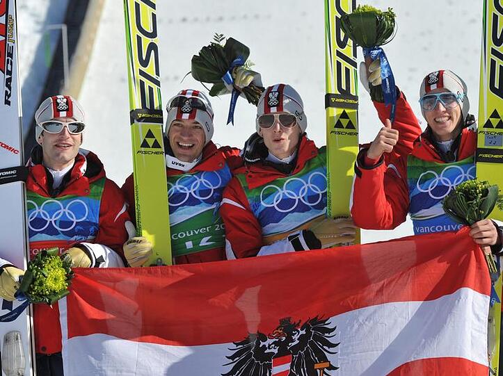 Die Österreicher Loitzl (l-r), Kofler, Morgenstern und Schlierenzauer jubeln.