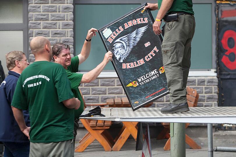 Razzia bei den Hells Angels: Poliziten verladen Motorräder, Bilder und andere Beweismittel und räumen ein Rocker-Clubhaus in Berlin aus. Die Bilder