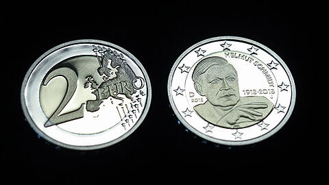 Eine frisch geprägte Zwei-Euro-Münze mit dem Konterfei des ehemaligen Bundeskanzlers Helmut Schmidt.