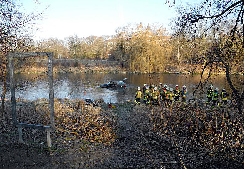 Fahrzeugbergung an der Isar &ndash; die Bilder vom Feuerwehreinsatz.