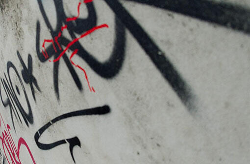Wie auf diesem Symbolbild ist Graffiti an vielen Stellen in Hadern zu sehen - niemand weiß, was es damit auf sich hat.