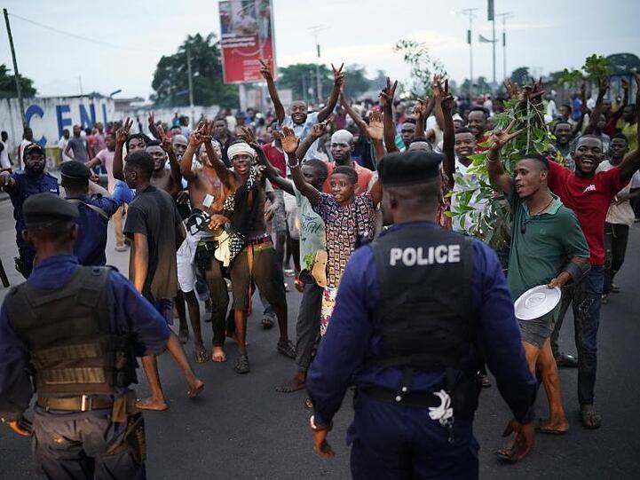 Feiernde Menschen nach Bekanntgabe der Wahlergebnisse in Kinshasa.