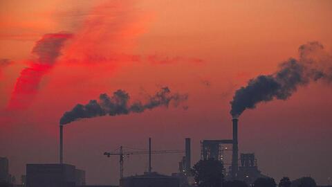 Aufsteigender Rauch aus Fabrikschornsteinen: Bis zum Jahr 2040 soll bereits ein Rückgang des klimaschädlichen Ausstoßes um 88 Prozent erreicht sein.