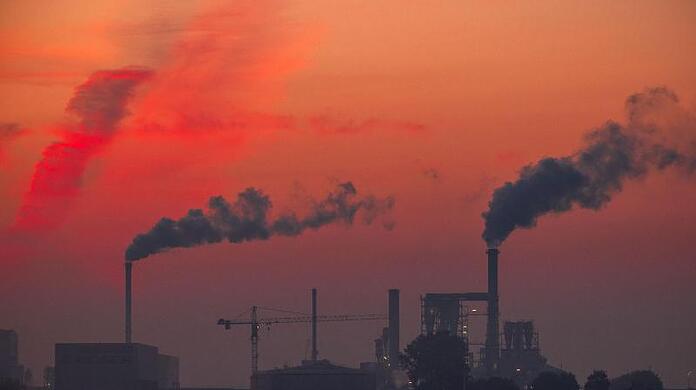 Aufsteigender Rauch aus Fabrikschornsteinen: Bis zum Jahr 2040 soll bereits ein Rückgang des klimaschädlichen Ausstoßes um 88 Prozent erreicht sein.