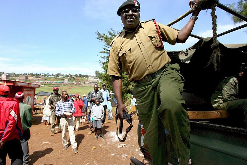 Ein kenianischer Polizist kontrolliert ein Flüchtlingslager in Limuru. Hier leben Menschen, die vor den blutigen Stammesunruhen im Westen Kenias fliehen.