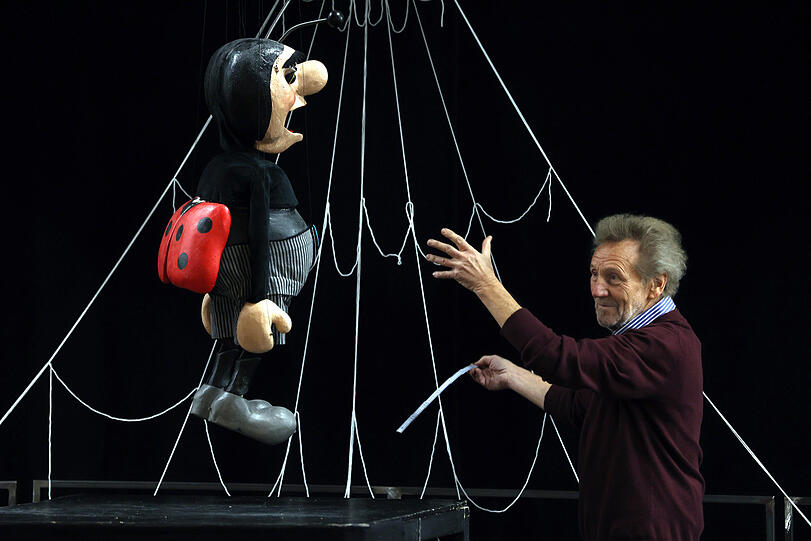 Auf der Bühne im Münchner Marionettentheater: Der Glückskäfer ist schon fertig - aber jeder Zentimeter der Bühne wird verplant und wird vermessen, denn das Spinnennetz ist immer noch ein bisserl zu groß dimensioniert.