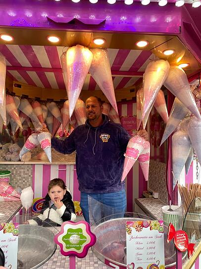 Auch die Jüngsten helfen bei den Vorbereitungen für das Münchner Frühlingsfest mit.