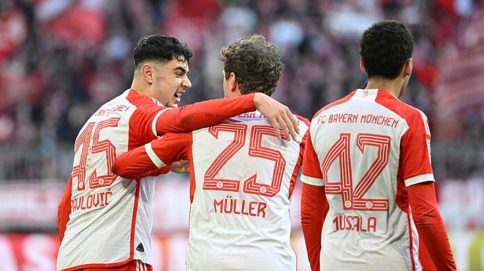 Für einige Bayern-Spieler wie Aleksandar Pavlovic (l) und Jamal Musiala (r) könnte es ein arbeitsintensiver Sommer werden. (Archivbild)
