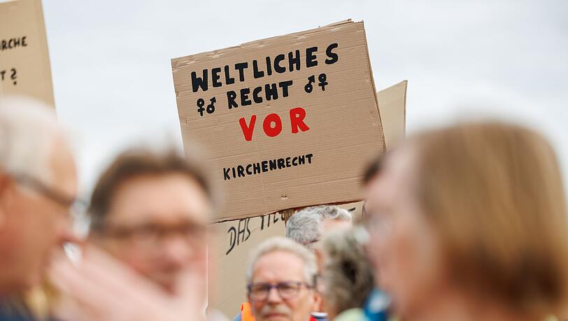 Die Demonstranten kritisierten die Haltung des katholischen Krankenhausträgers. Die Demonstranten kritisierten die Haltung des katholischen Krankenhausträgers.