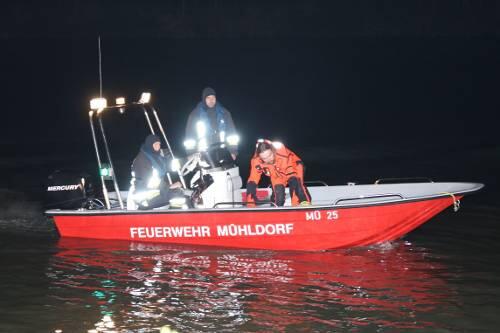 Bis tief in die Nacht suchten Wasserwacht und Rettungsdienst das mysteriöse Auto.
