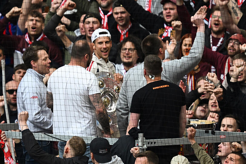 Leon Goretzka mit der Meisterschale in der Fankurve.