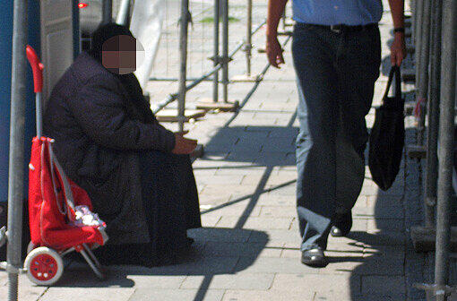 Eine Frau bettelt in München (Symbolbild)