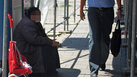 Eine Frau bettelt in München (Symbolbild)