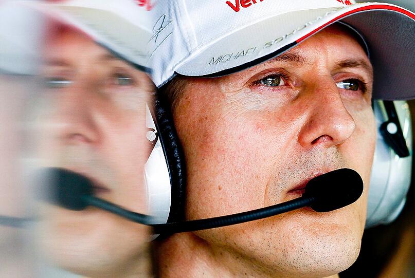 Nach seinem schweren Sturz beim Skifahren liegt Michael Schumacher seit Sonntag in Grenoble in einer Klinik im Koma. Auch heute wird es wieder gegen 11 Uhr eine Pressekonferenz von den behandelnden Ärzten geben.