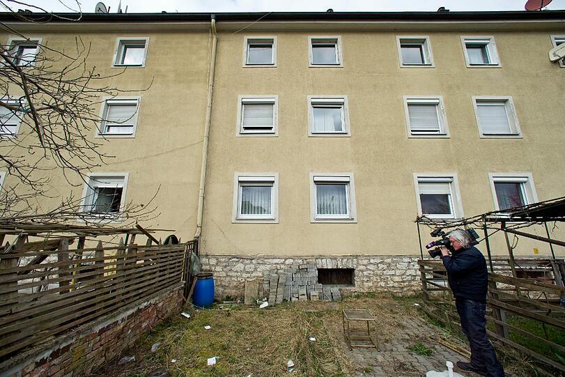 Aus einem Fenster hat ein Mann seine drei kleinen Kinder geworfen und war anschließend ebenfalls aus dem zweiten Stock gesprungen.