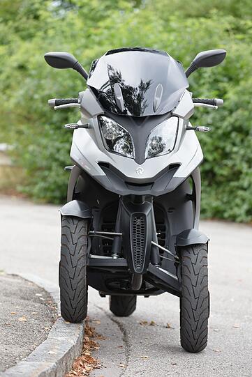 Cooler Flitzer: Der Dreirad-Roller Quadro3 kommt dank innovativer Neigetechnik sehr geschmeidig um die Kurve.