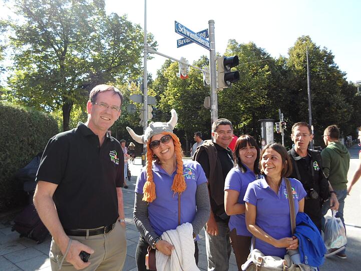 Eine Wiesn-Touristin mit Begleitung