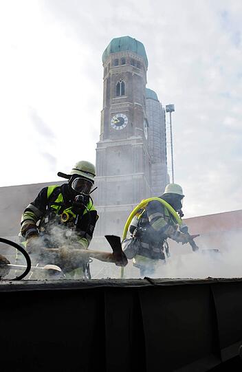 Am Dienstagmorgen musste die Feuerwehr einen Brand auf dem Dach eines Bürogebäudes am Promenadeplatz löschen.