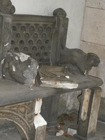 Kein würdiges Erinnern: Bilder von der sanierungsbedürftigen Gruft des &bdquo;Malerfürsten&ldquo; Franz von Lenbach auf dem Westfriedhof.