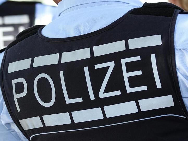 Zuerst traf sein Zorn nur die Sanitäter, bald aber ging der Mann auch auf die anrückenden Polizeibeamten los. (Symbolbild)