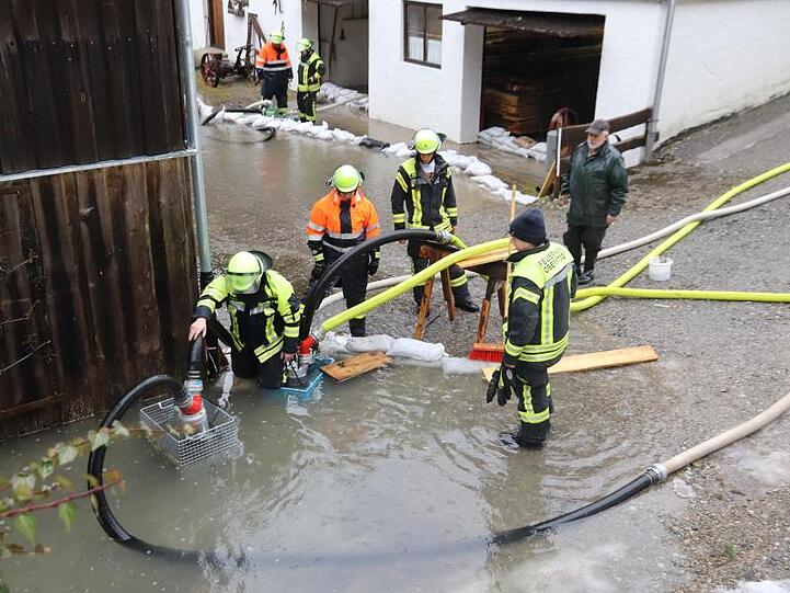 Dringt Wasser ins Haus ein, sollte man gegen Elementarschäden versichert sein.