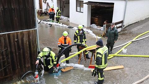 Dringt Wasser ins Haus ein, sollte man gegen Elementarschäden versichert sein.
