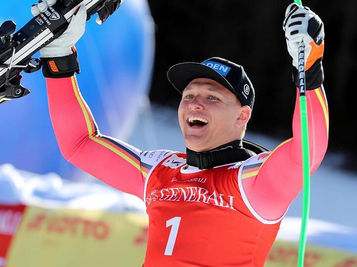 Thomas Dressen jubelt bei der Siegerehrung.