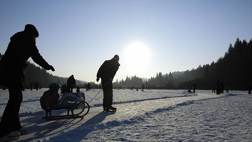 Wenn es richtig schön kalt ist, kann man auf dem Deininger Weiher auch Eislaufen. Wenn es richtig schön kalt ist, kann man auf dem Deininger Weiher auch Eislaufen.