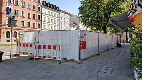 Der Zugang zum S-Bahnhof in Richtung Balanstraße ist, wie auch der gegenüber an der Weißenburger Straße, seit einem Jahr dicht.