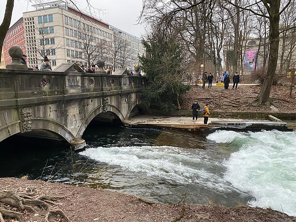 Nichts zu sehen am letzten Sonntag (25.1.) f&uuml;r Schaulustige. Noch immer l&auml;uft an der kaputten Eisbachwelle kein Test, der kl&auml;ren soll, wie sich die Welle reparieren l&auml;sst.