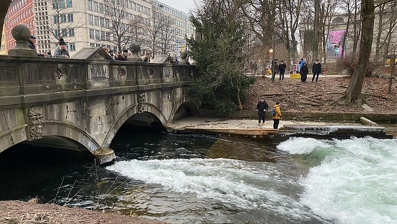 Nichts zu sehen am letzten Sonntag (25.1.) f&uuml;r Schaulustige. Noch immer l&auml;uft an der kaputten Eisbachwelle kein Test, der kl&auml;ren soll, wie sich die Welle reparieren l&auml;sst.