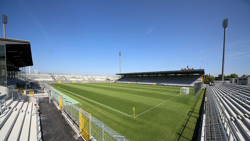 Immerhin stehen die Masten noch“: Das Grünwalder Stadion hat sich verwandelt — inklusive des Flutlichts. Immerhin stehen die Masten noch“: Das Grünwalder Stadion hat sich verwandelt — inklusive des Flutlichts.