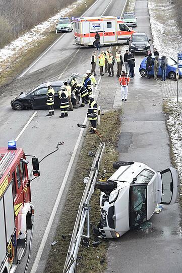 Heftiger Zusammenstoß zwischen einem Toyota und einem Skoda im Kreis Vaterstetten