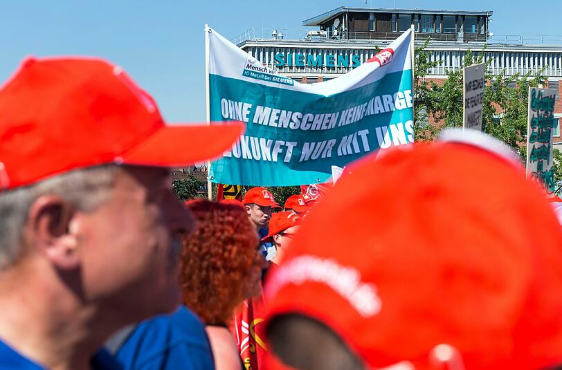 Angehörige der IG Metall demonstrieren in Nürnberg für den Erhalt von Produktionsarbeitsplätzen bei Siemens in Deutschland. Foto: Rudi Ott