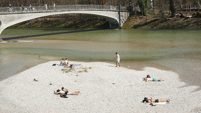 Die Münchner lassen das sonnige Wochenende an der Isar ausklingen.