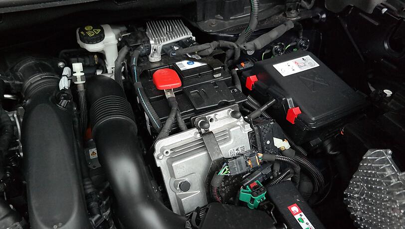 Vollgestopft mit Technik: Den Platz unter der Motorhaube teilen sich ein Verbrenner und ein E-Motor plus die nötige Steuerungs-Hardware. Vollgestopft mit Technik: Den Platz unter der Motorhaube teilen sich ein Verbrenner und ein E-Motor plus die nötige Steuerungs-Hardware.