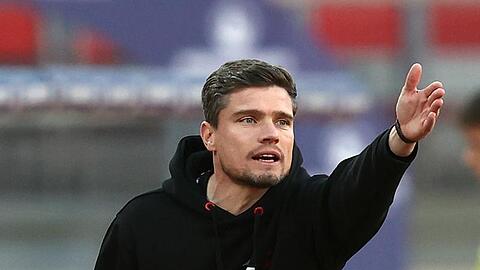 Nürnbergs Trainer Robert Klauß gibt Anweisungen.