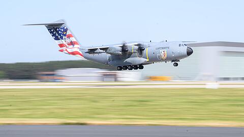 Ein Airbus A400M der Luftwaffe der Bundeswehr mit Sonderlackierung "Air Defender 2023" landet am Fliegerhorst Wunstorf in der Region Hannover.