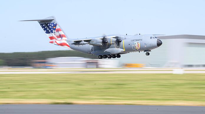 Ein Airbus A400M der Luftwaffe der Bundeswehr mit Sonderlackierung "Air Defender 2023" landet am Fliegerhorst Wunstorf in der Region Hannover.